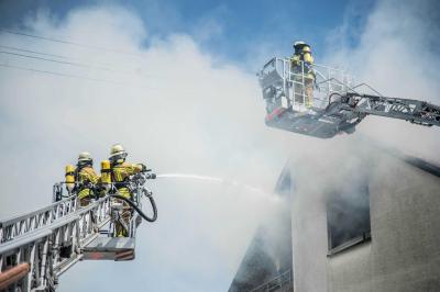 Esslingen-Hegensberg: Dachstuhlbrand in Mehrfamilienhaus - 3 Verletzte